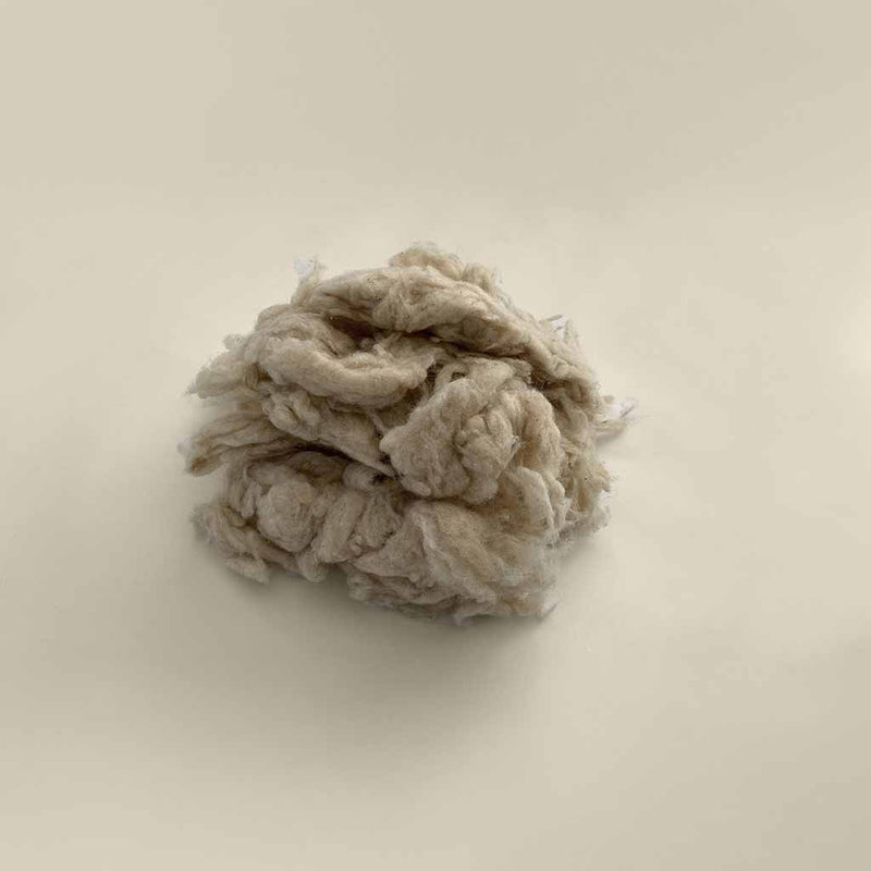 Loose, natural wool stuffing for DIY projects, pillows, cushions, or upholstery – breathable, chemical-free, and sustainable.